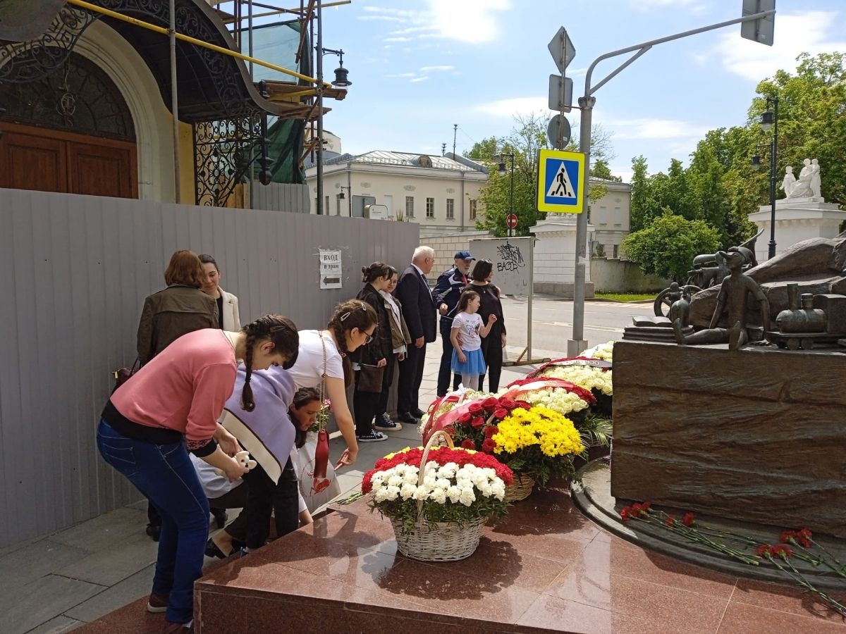 Изумрудовцы посетили мемориал в память о детях Беслана