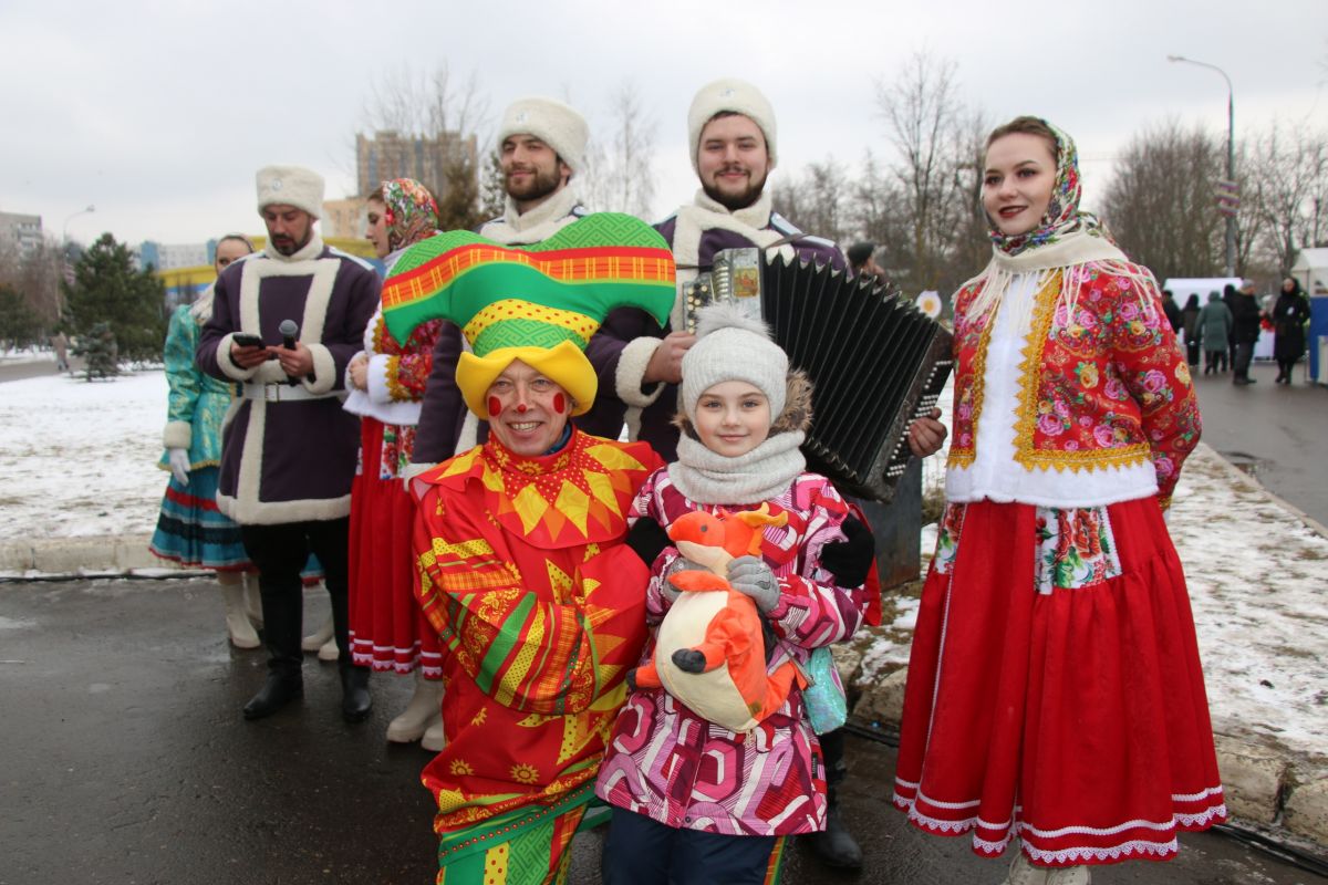 Масленица на Центральной площади в репортаже телеканала «ОТВ»