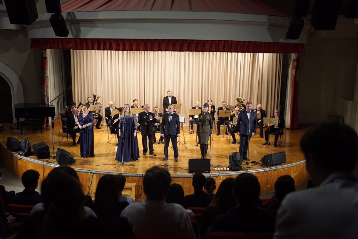 Учащиеся Одинцовской лингвистической гимназии посмотрели урок-концерт «Друзья-однополчане»